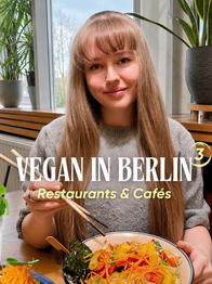 Annika Shurafa sitzt in einem Berliner Restaurant vor einer veganen Bowl mit Gemüse und hält Essstäbchen in der Hand. Das Bild zeigt den Titel „Vegan in Berlin 3 – Restaurants & Cafés“ für einen veganen Foodguide mit Restauranttipps und Café-Empfehlungen in Berlin.