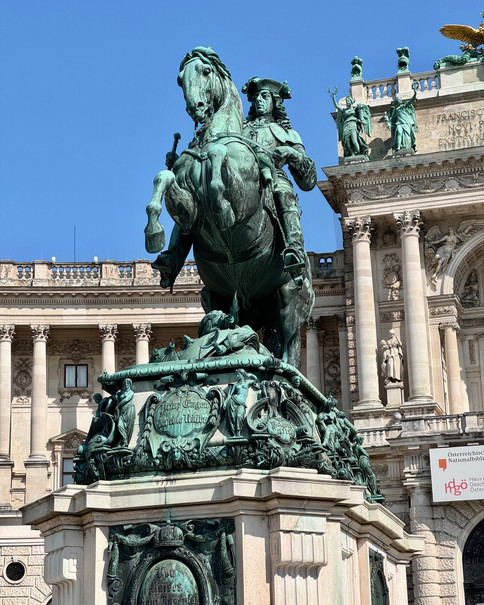 Heldenplatz Wien an der Hofburg, großer Ringstraßen Platz und Fotospot in der Innenstadt, Wien Reiseführer Travel Guide Vienna