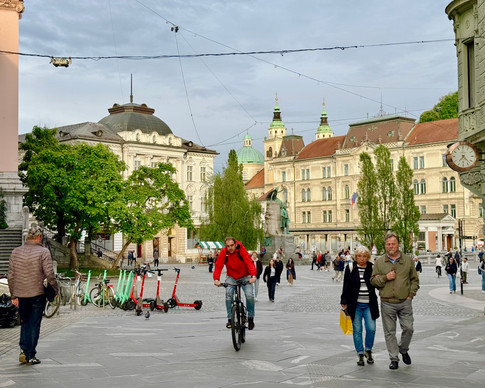 Uferpromenade an der Ljubljanica in der Altstadt von Ljubljana, Ljubljana Reiseführer mit Sehenswürdigkeiten, Cafés und Flussblick