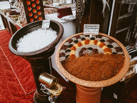 Gewürze und Reis auf dem Markt