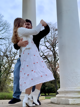Tanzen mit meinem Partner in der kleinen Stadt Dessau auf unserem Roadtrip durch Deutschland kleiner Zwischenstopp auf unserer Deutschland Reise mit romantischer Date Idee in einem Pavillion im Stadtpark Annika Shurafa