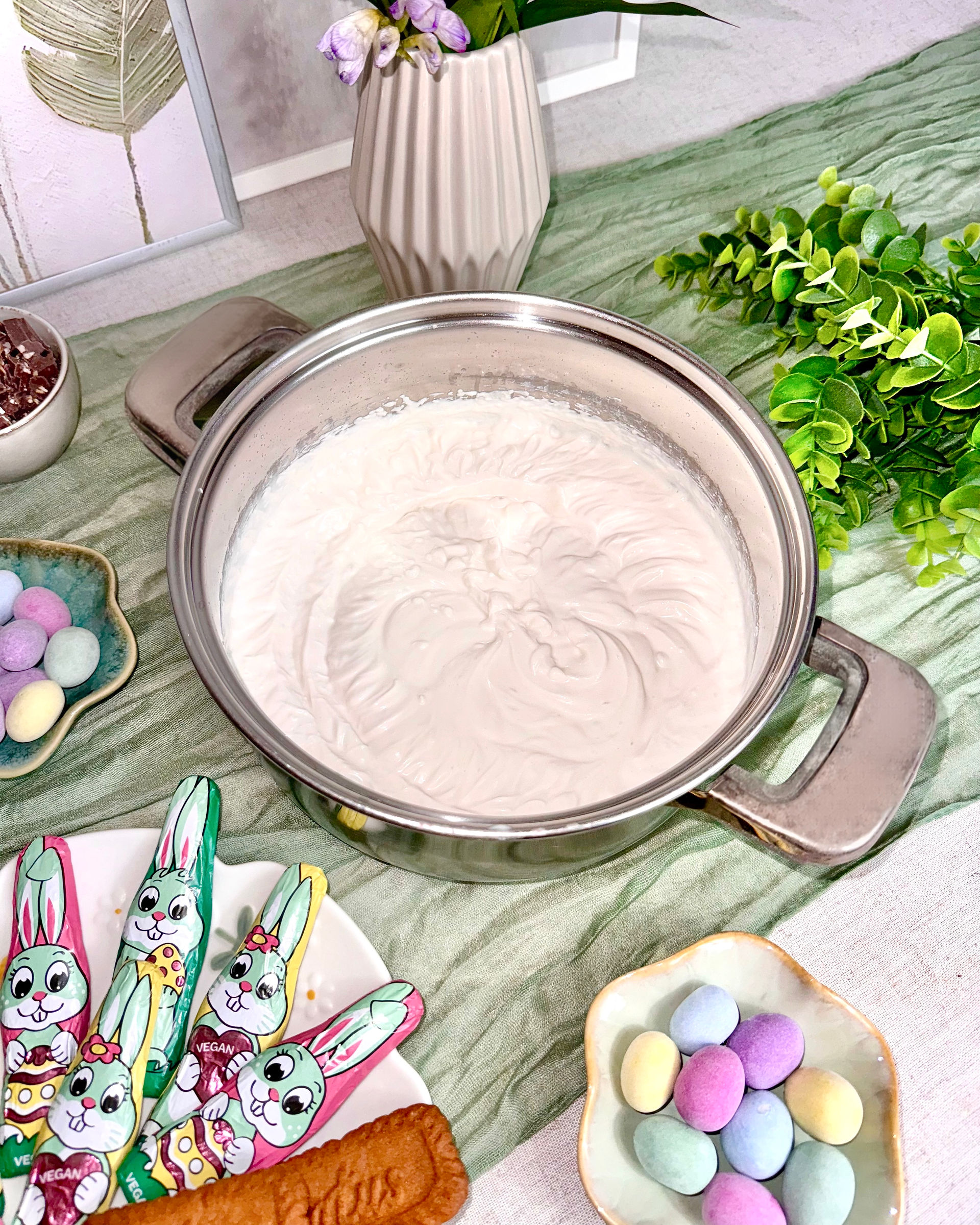 Vegane No-Bake Torte Rezept Vegane Eistorte ohne backen Vegane Erdbeertorte Erdbeer-Eistorte Rezept einfach und schnell Vegane Osterrezepte Rezepte für Ostern Oster Kuchen Oster Torte Veganer Erdbeer-Käsekuchen Osterhasen Torte Ostereier Torte Rezept Annika Shurafa
