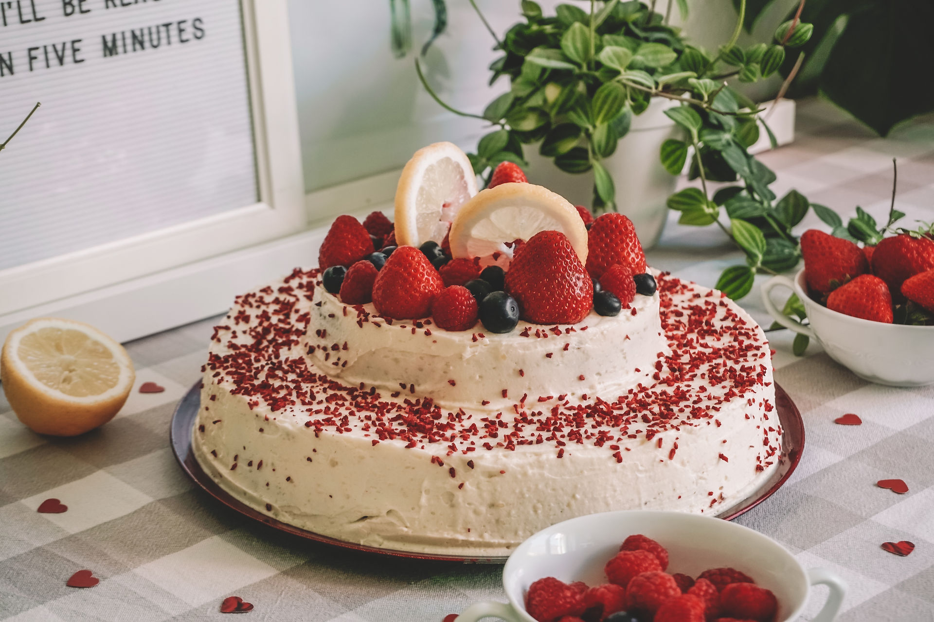 Zweifacher Himbeerkuchen mit Erdbeeren und Zitronenscheiben