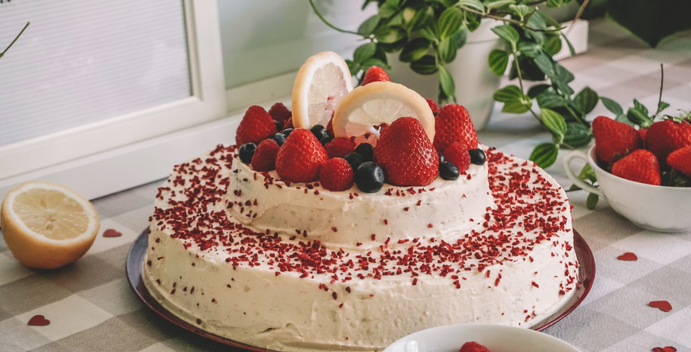 Zweifacher Himbeerkuchen mit Erdbeeren und Zitronenscheiben