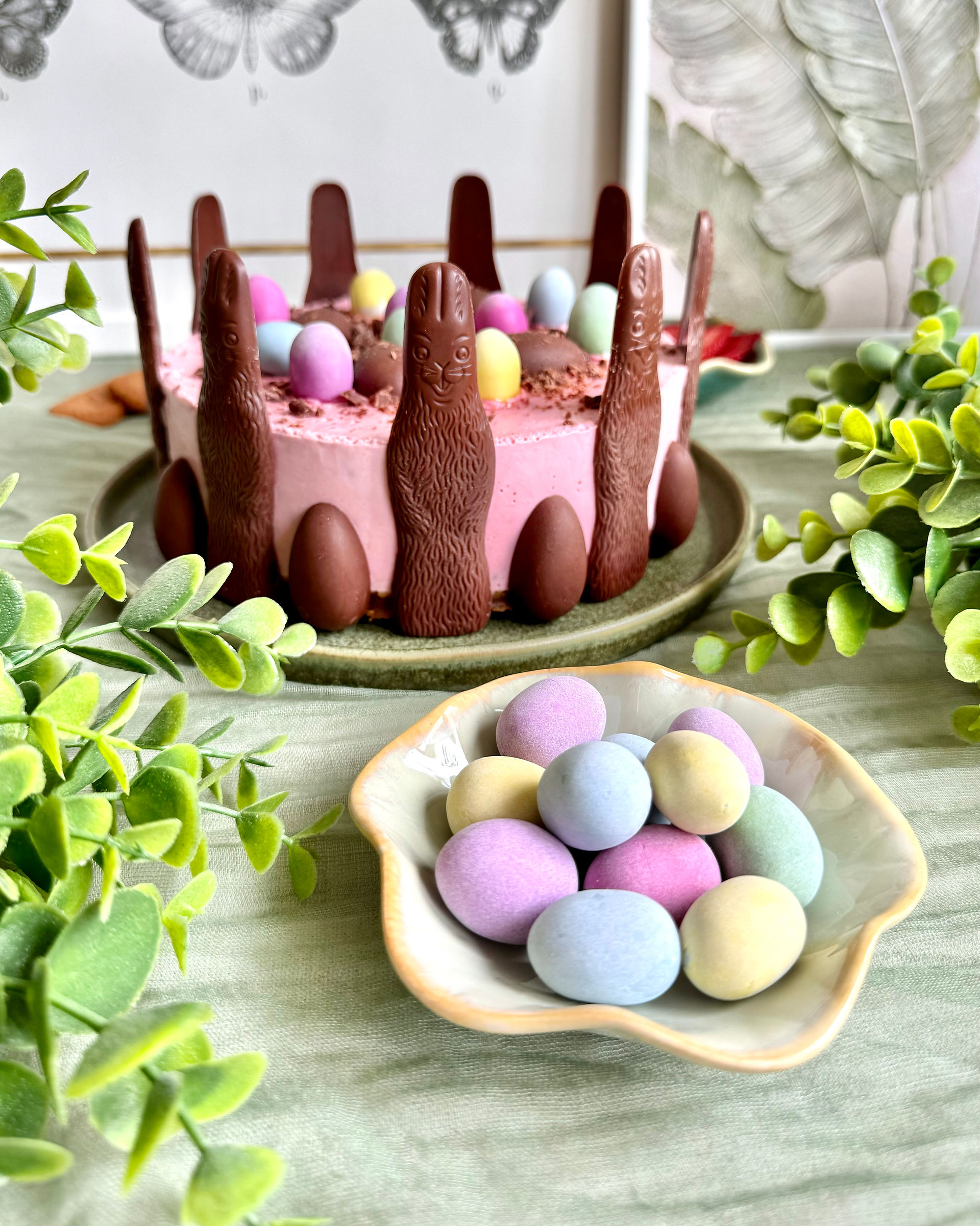 Vegane No-Bake Torte Rezept Vegane Eistorte ohne backen Vegane Erdbeertorte Erdbeer-Eistorte Rezept einfach und schnell Vegane Osterrezepte Rezepte für Ostern Oster Kuchen Oster Torte Veganer Erdbeer-Käsekuchen Osterhasen Torte Ostereier Torte Rezept Annika Shurafa