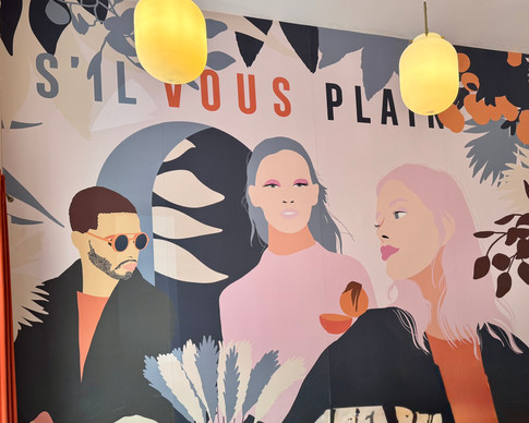 Künstlerische Wandbemalung im Frühstücksrestaurant Plain Vienna mit veganen Optionen im 9. Bezirk (Alsergrund), beliebter Foodspot in Wien