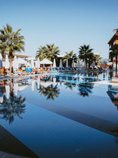 Diamond Elite Hotel & Spa in Side, Türkei mit Poolanlage groß genug zum entspannten Schwimmen, eingerahmt von Palmen und Liegen