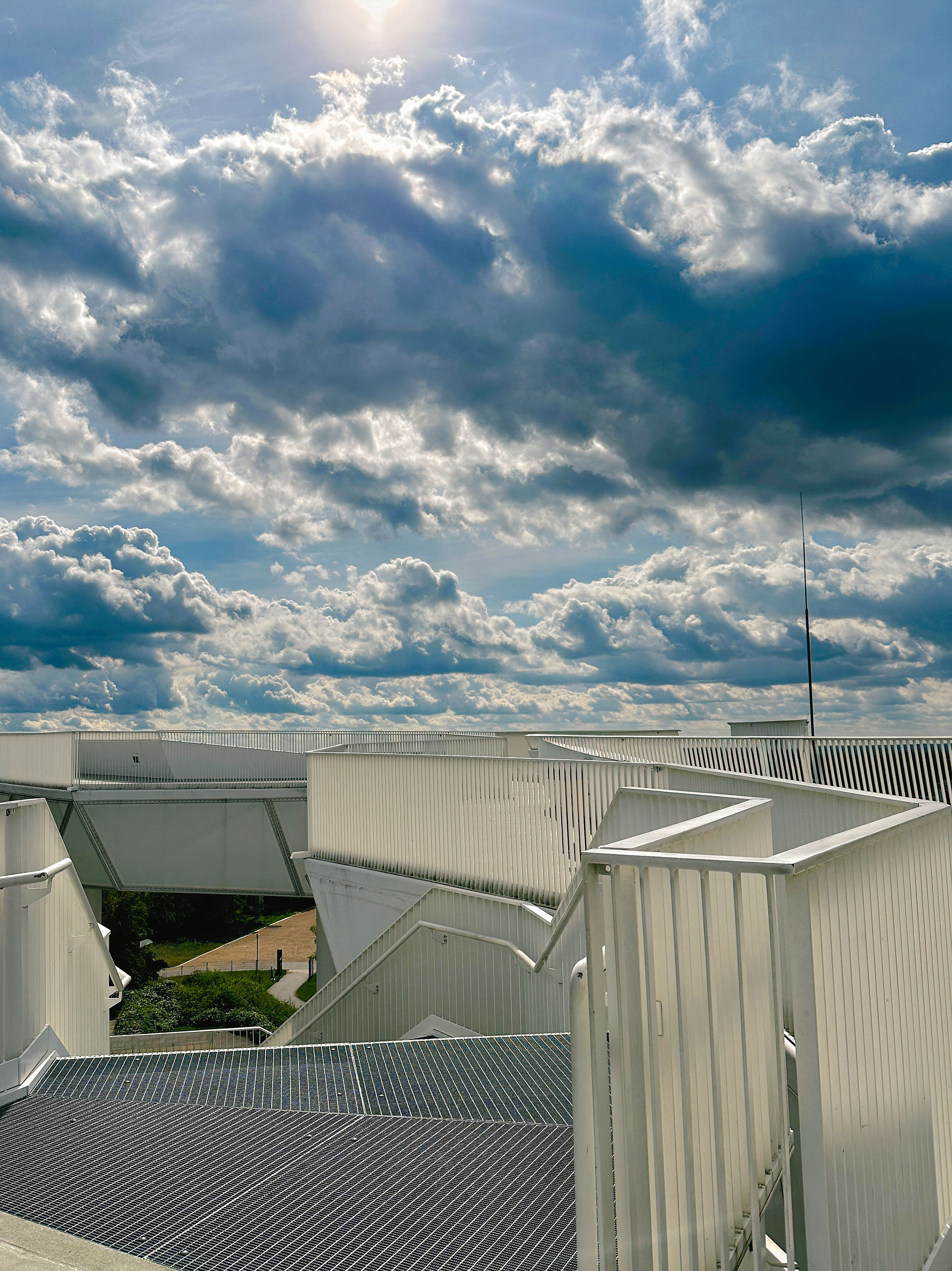 Aussichtsplattform Wolkenhain am Kienberg mit weißer Stahlkonstruktion und weitem Himmel bei den Gärten der Welt Berlin.