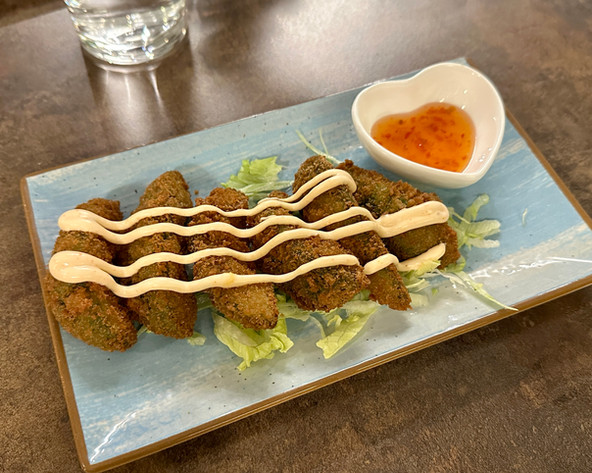 Vegane frittierte Avocado mit cremiger Sauce und süß-saurer Dip-Soße in Herzschale im Restaurant VeVi Vietnamese Kitchen in Wien