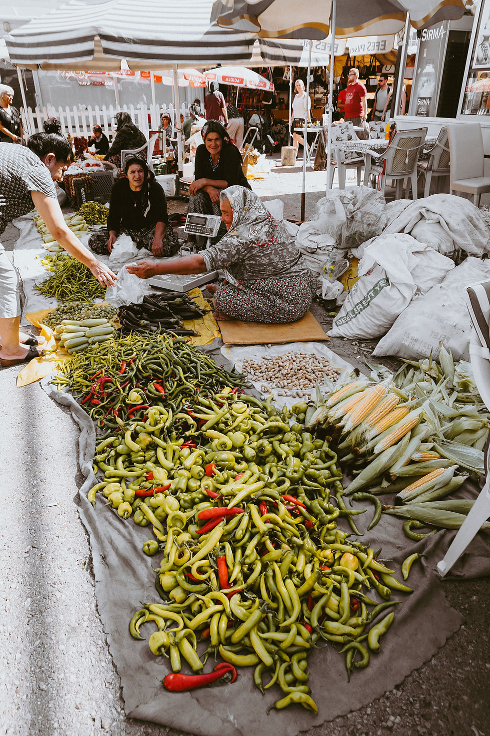Frauen verkaufen Gemüse auf dem Türkischen Wochenmarkt in Side Antalya