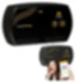 Controlador negro com detalhes dourados, ícones de Wi‑Fi e casa inteligente, acompanhado de imagem de smartphone colorido.