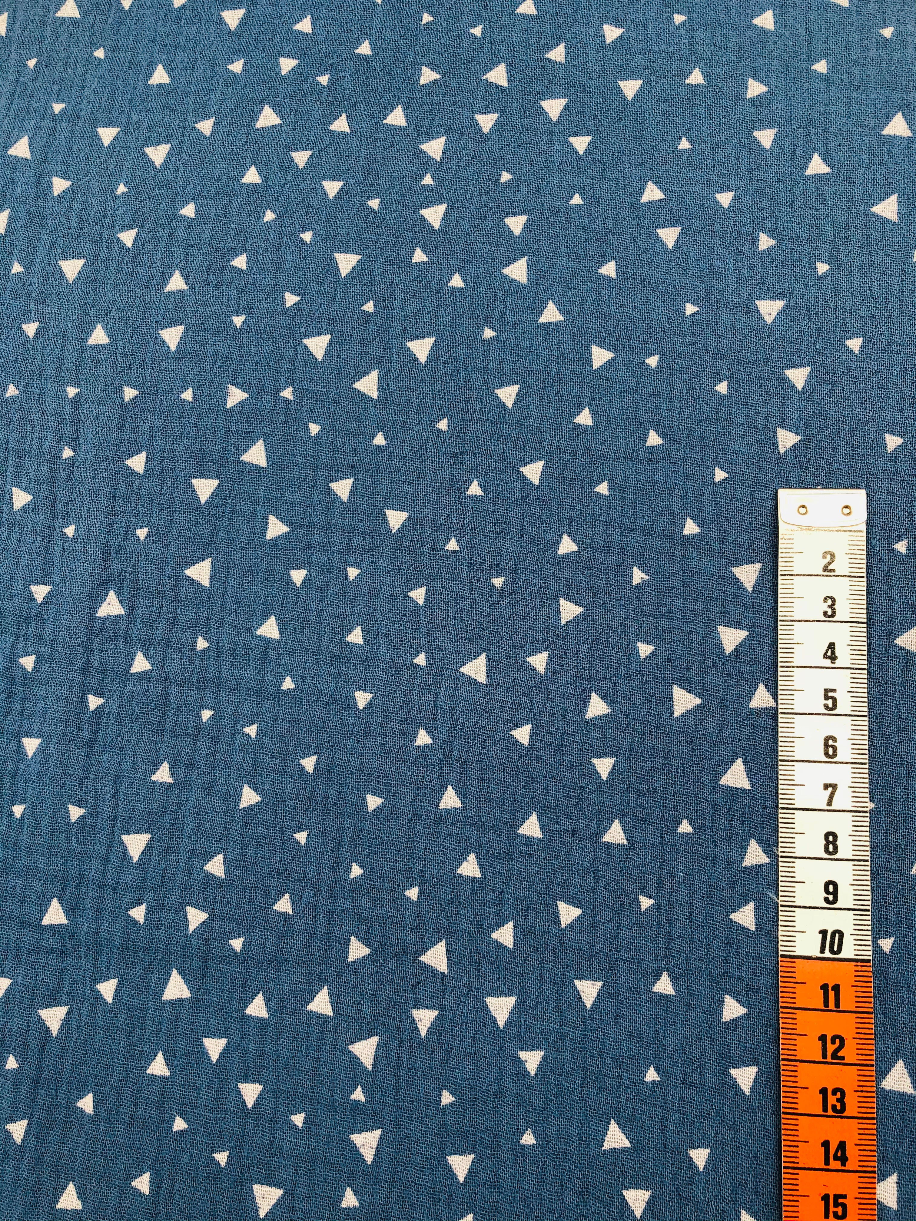 Musselin, jeans-blau mit weißen Dreiecken