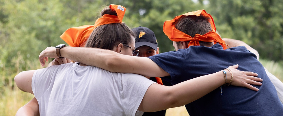 Groupe de collègues unis pour se motiver avec un cri de guerre avant un jeu d’équipe, moment fort de cohésion