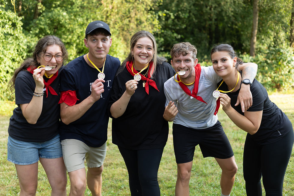 Photo de l’équipe gagnante brandissant fièrement ses médailles, moment de célébration marquant la fin des olympiades