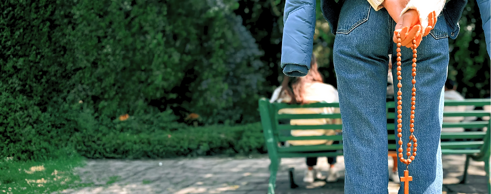 Espacio para volver a Dios, mujer con rosario en manos, home