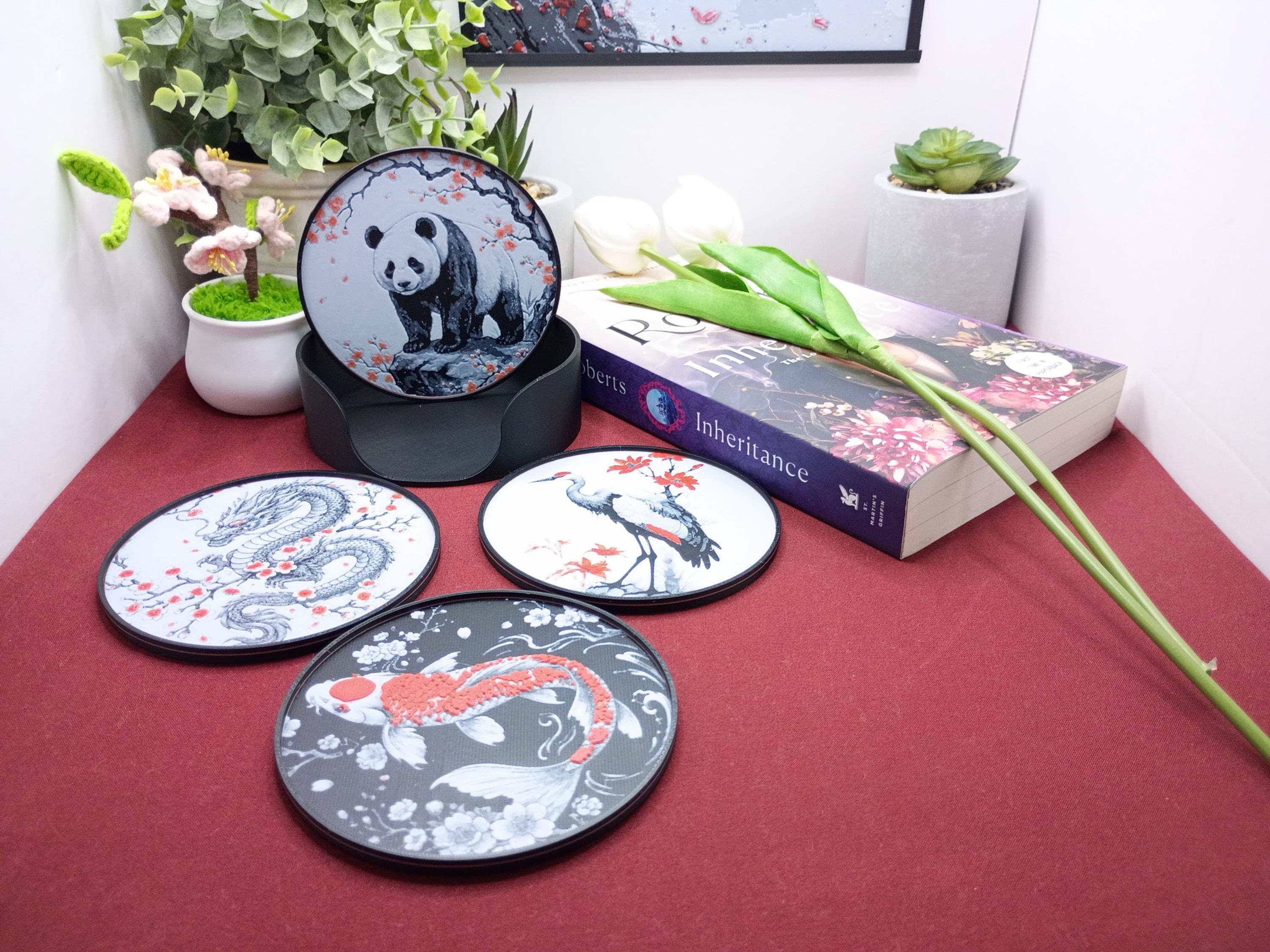 Asiatische Untersetzer Set mit Halter – Panda, Koi, Drache & Kranich