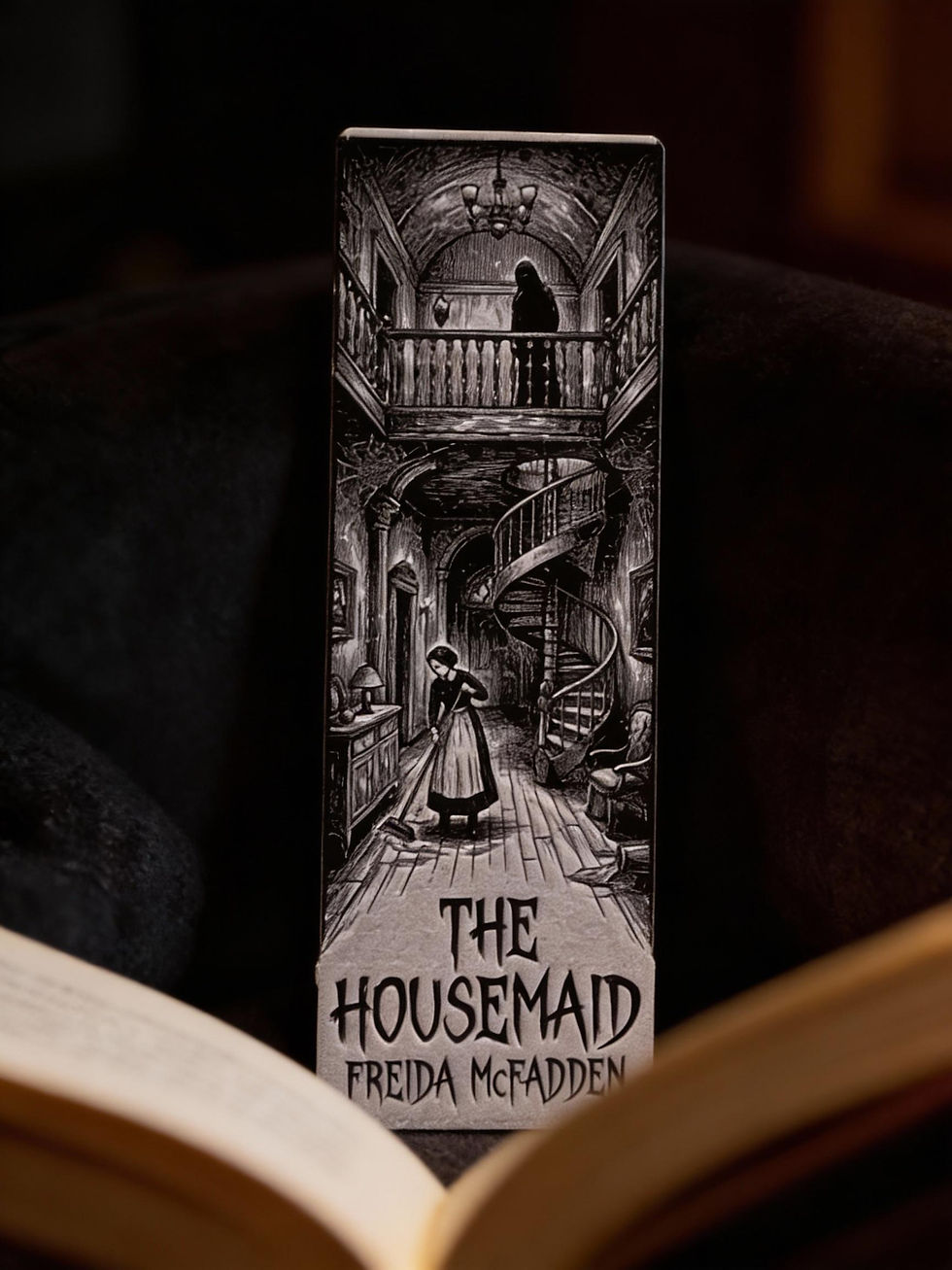 The Housemaid – Black & White Hueforge 3D-gedrucktes Lesezeichen