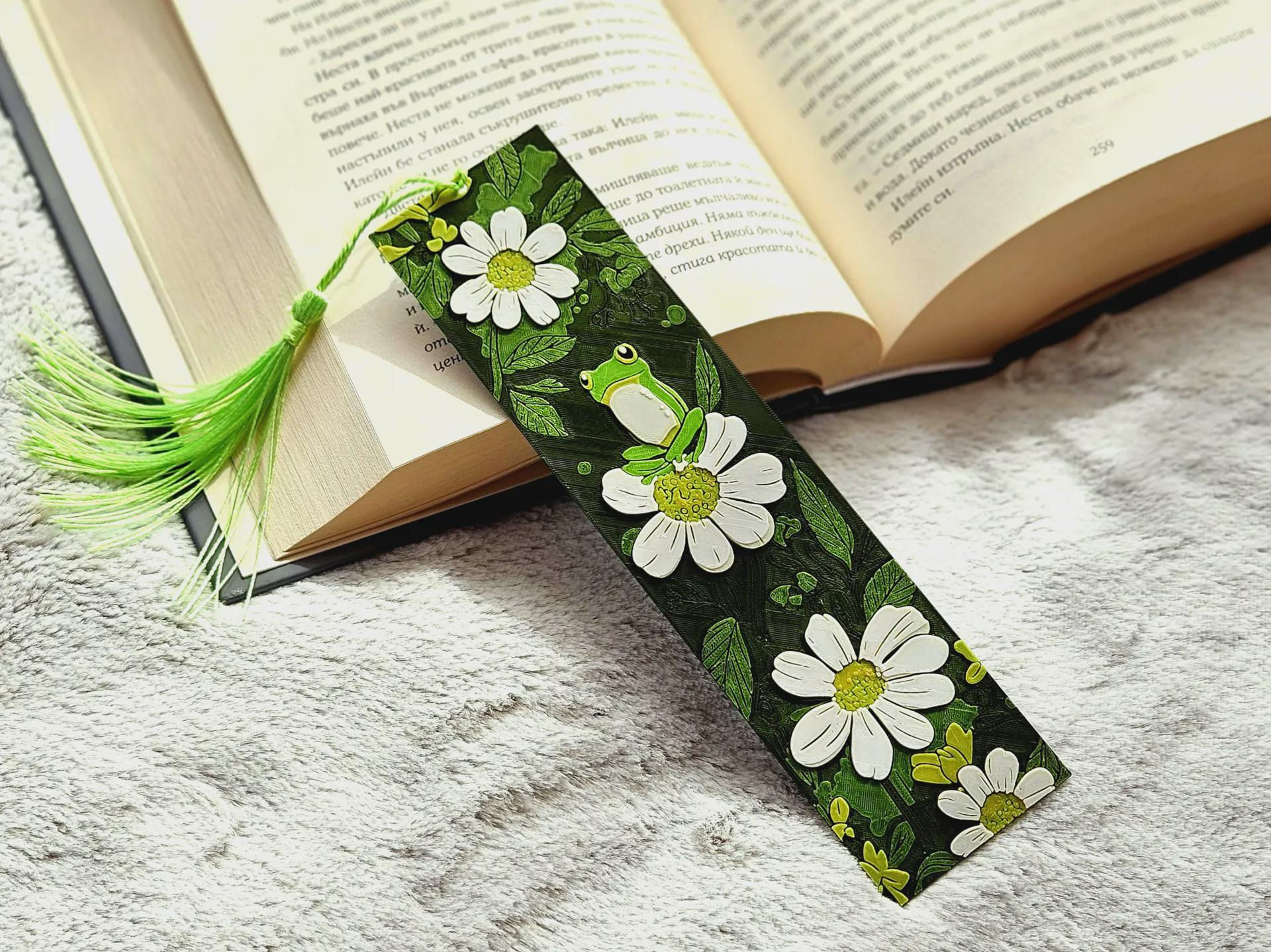 Lesezeichen Frosch & Gänseblümchen – 160x40 mm – 3D gedruckt im Hueforge-Stil