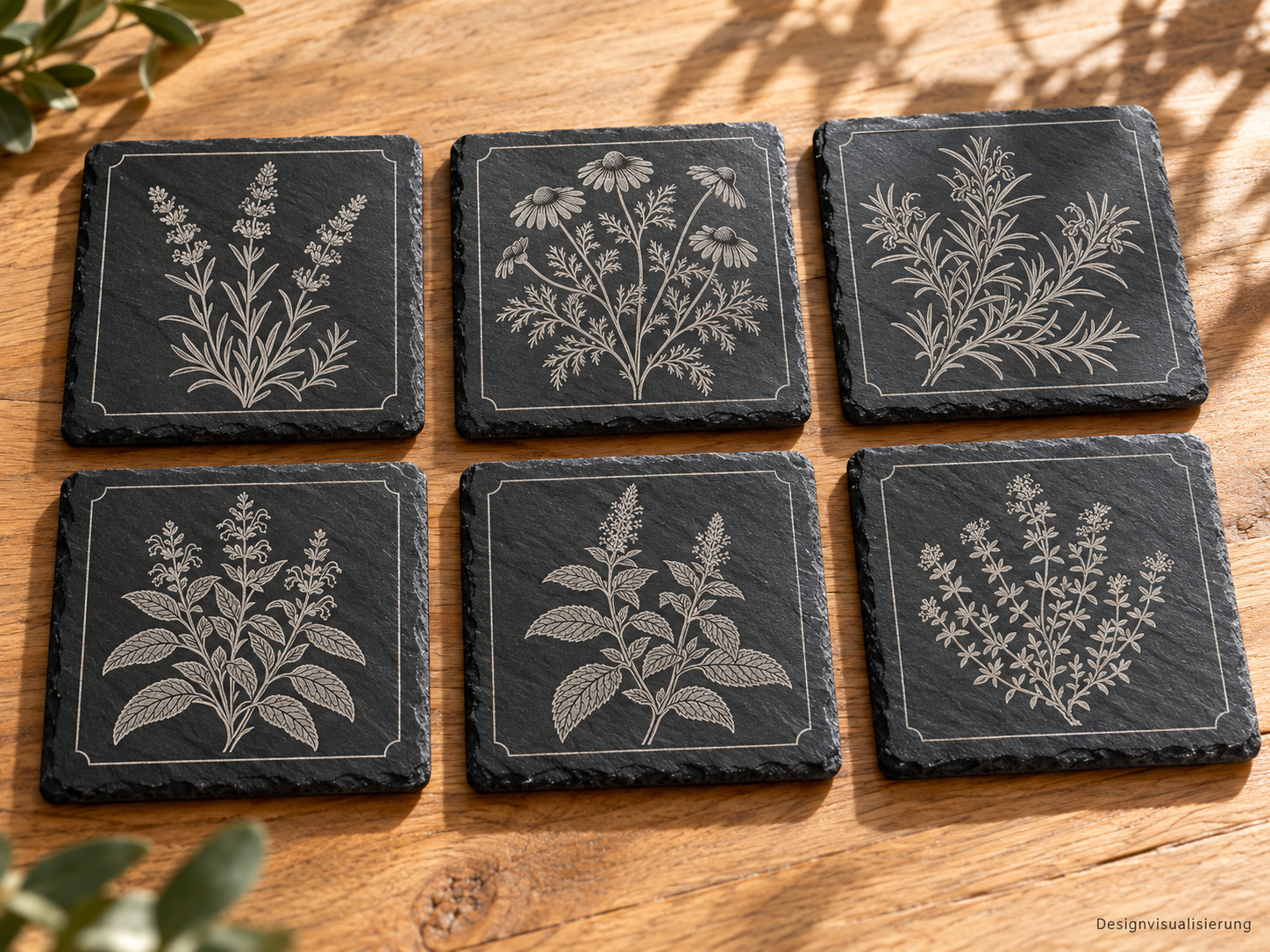 Designvisualisierung: sechs Schieferuntersetzer des Sets „Botanisches Herbarium“ in einer dekorativen Szene.