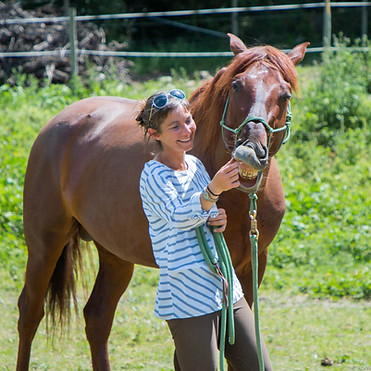 Charlotte Barrau avec un cheval en pension