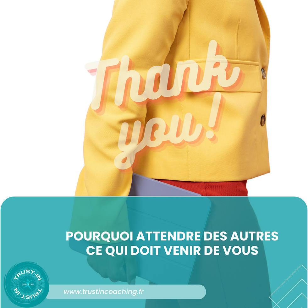 photo d'une femme avec une veste jaune qui part