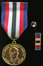Medalha de Honra Coronel Francisco Vieira, com barrete e pin.