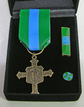 Medalha Heróis Anônimos, com barrete e pin.