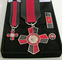 Medalha Dráusio Marcondes de Souza, com barrete e pin.