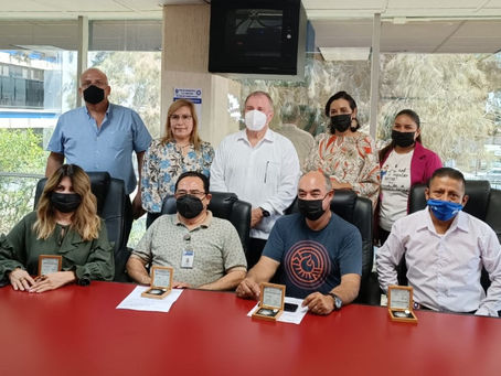 Personal administrativo recibe reconocimiento por años de servicio