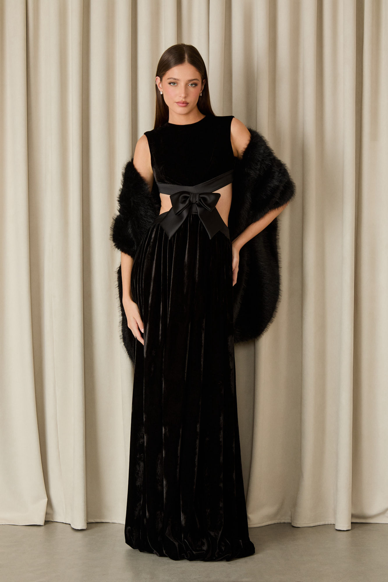 Vestido longo em veludo e cetim laço preto Fabulous Agilita