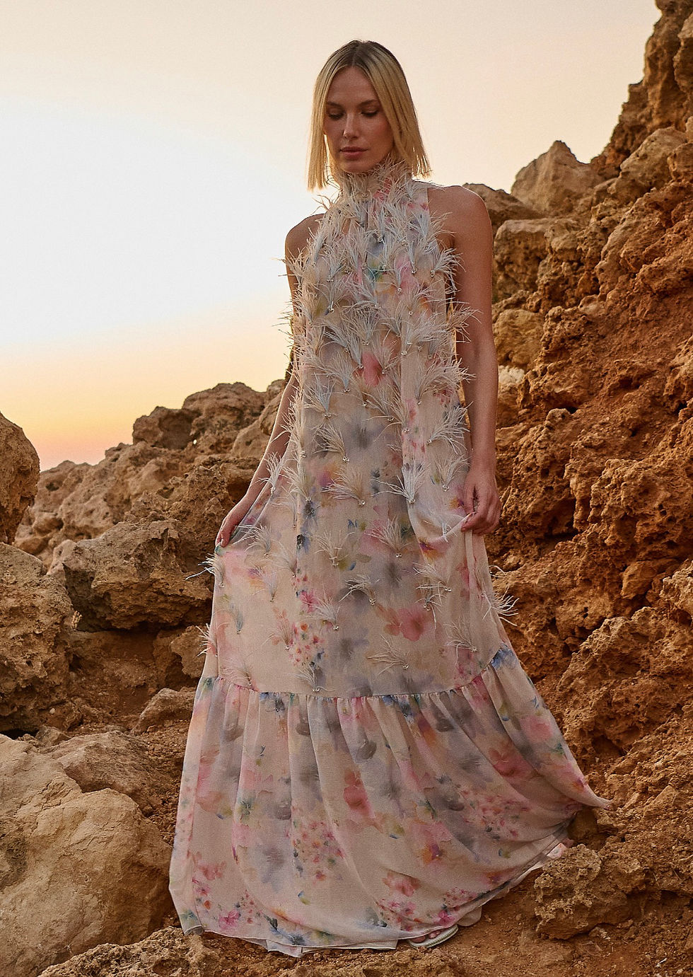 Thumbnail:  Vestido longo bordado em plumas e cristais Elisabete floral aquarela LN Brand