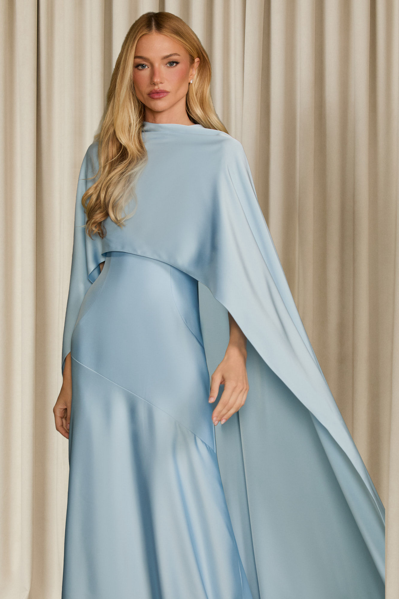 Vestido longo com capa inclusa Clarissa cetim azul baby blue Fabulous Agilita