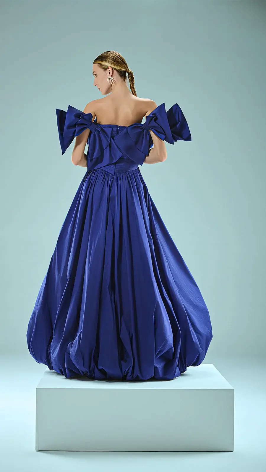 Miniatura: Vestido longo balonê colo à mostra Fatima Scofield azul royal