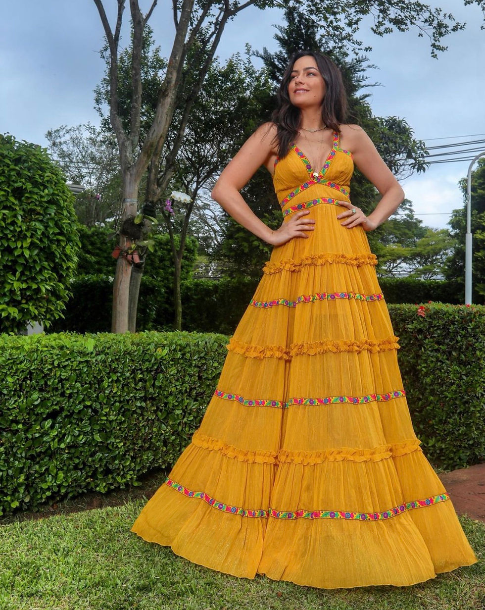 Vestido longo chiffon babados Skazi amarelo Lu Tranchesi