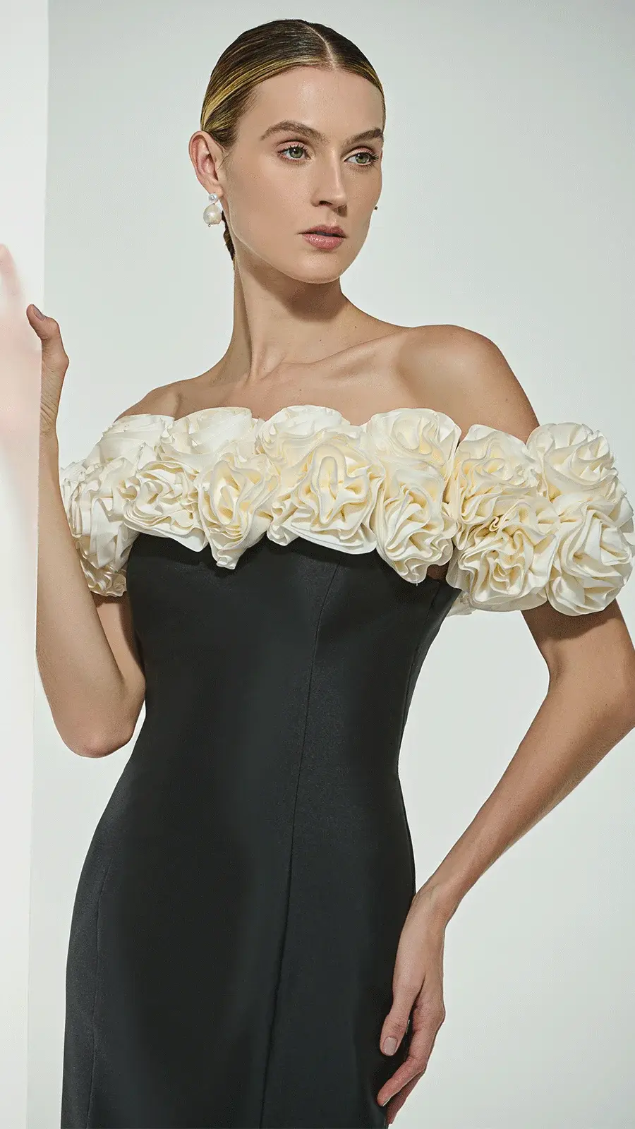 Miniatura: Vestido longo sereia estruturado com flores bordadas Fatima Scofield preto 
