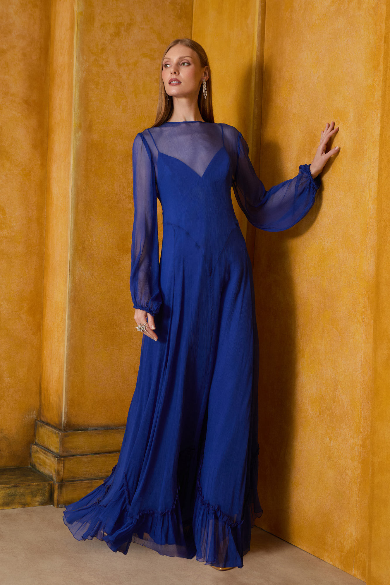 Vestido longo em seda pura manga longa fluido babados azul klein Agilita 