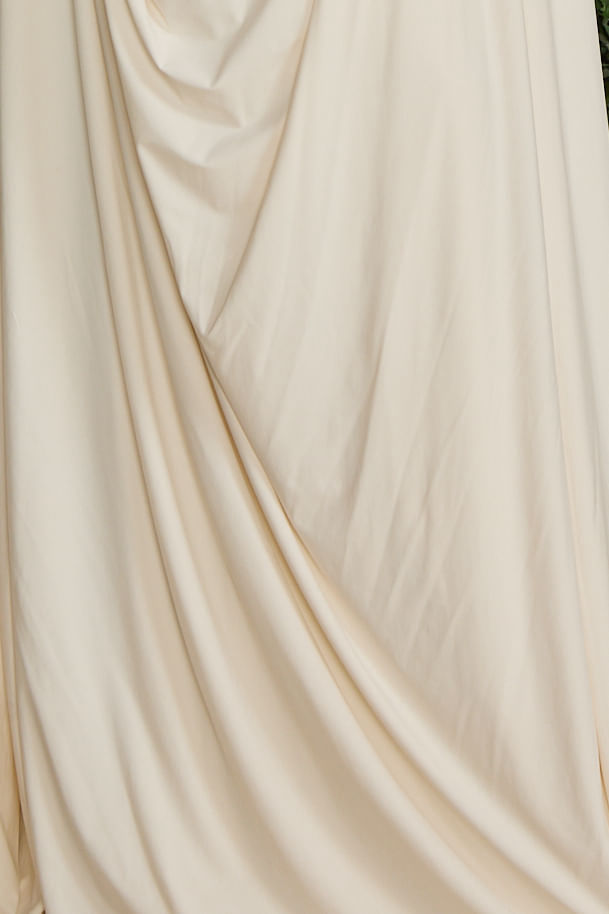 Thumbnail: Vestido longo assimetrico reveillon Thassia Naves off white Fabulous Agilita 