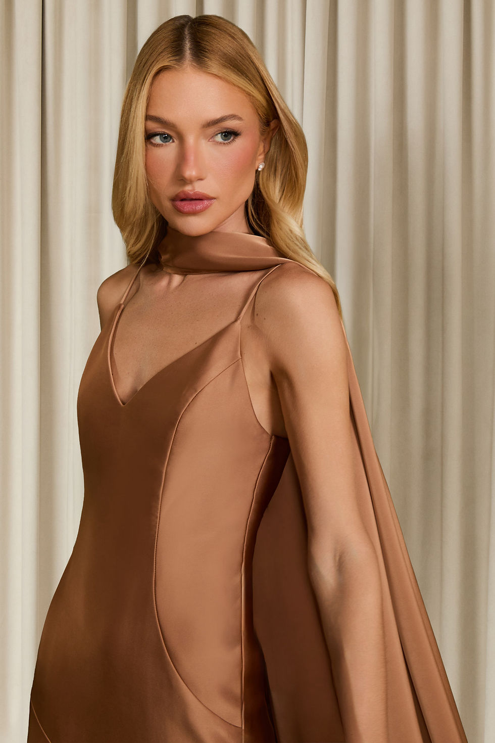 Miniatura: Vestido longo com capa inclusa Clarissa cetim caramelo camel Fabulous Agilita