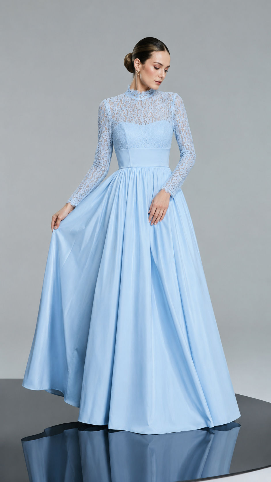 Vestido longo manga longa em renda e tafetá azul claro Fatima Scofield