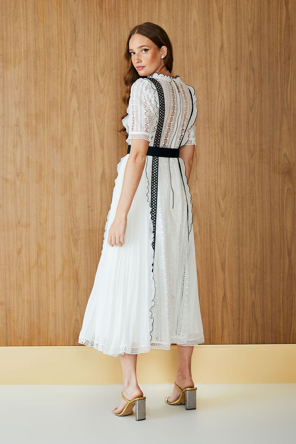 Miniatura: Vestido midi mix plissado com rendas off white
