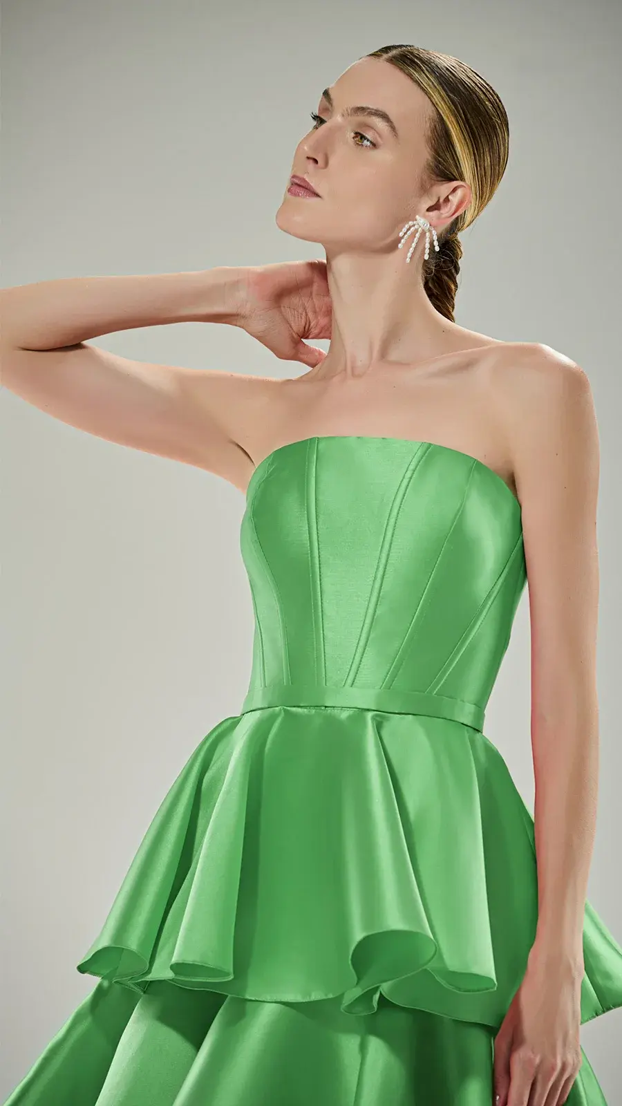 Thumbnail: Vestido longo estruturado babados saia camadas  Fatima Scofield verde