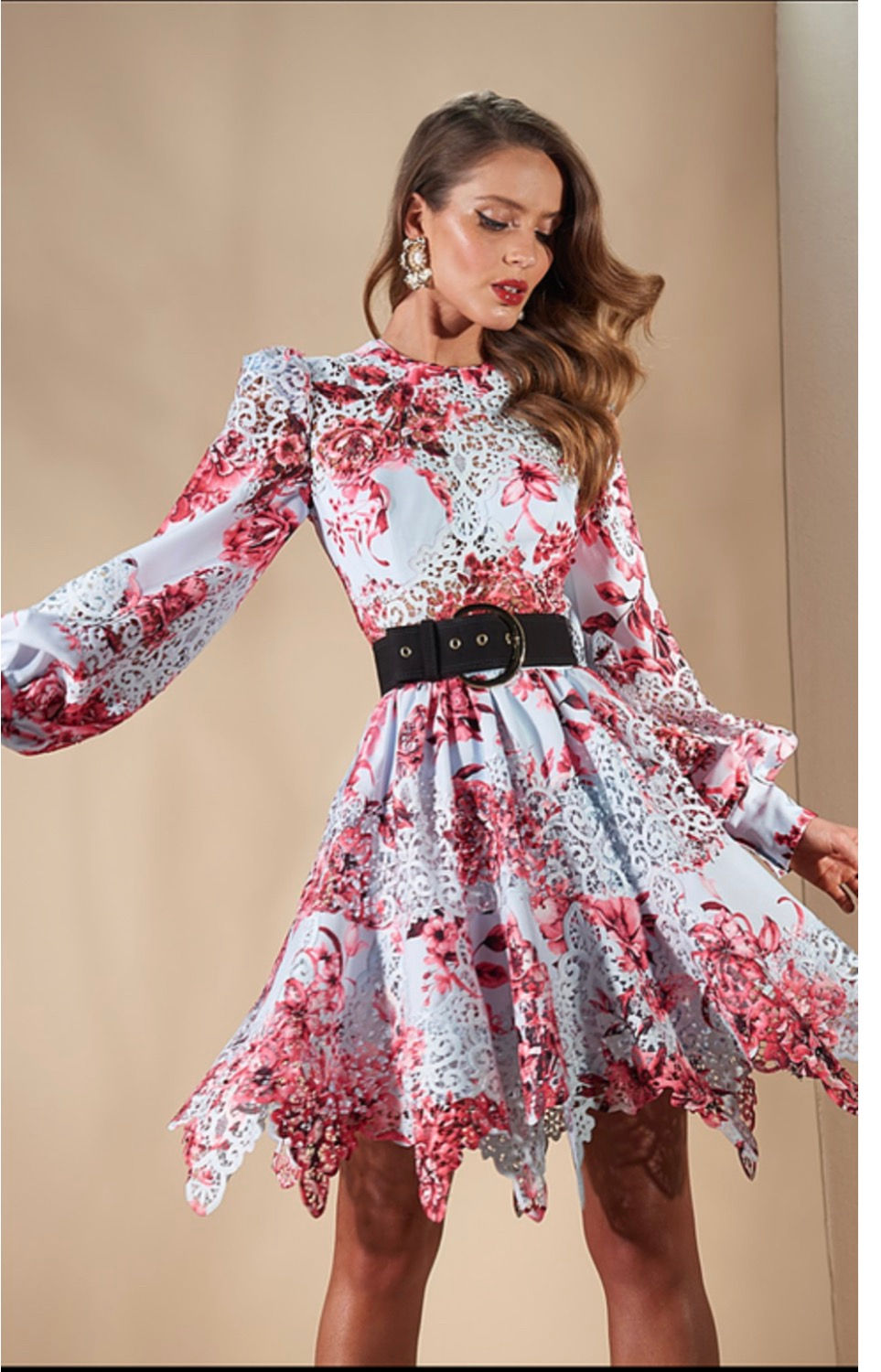Vestido curto floral renda aplicada Skazi