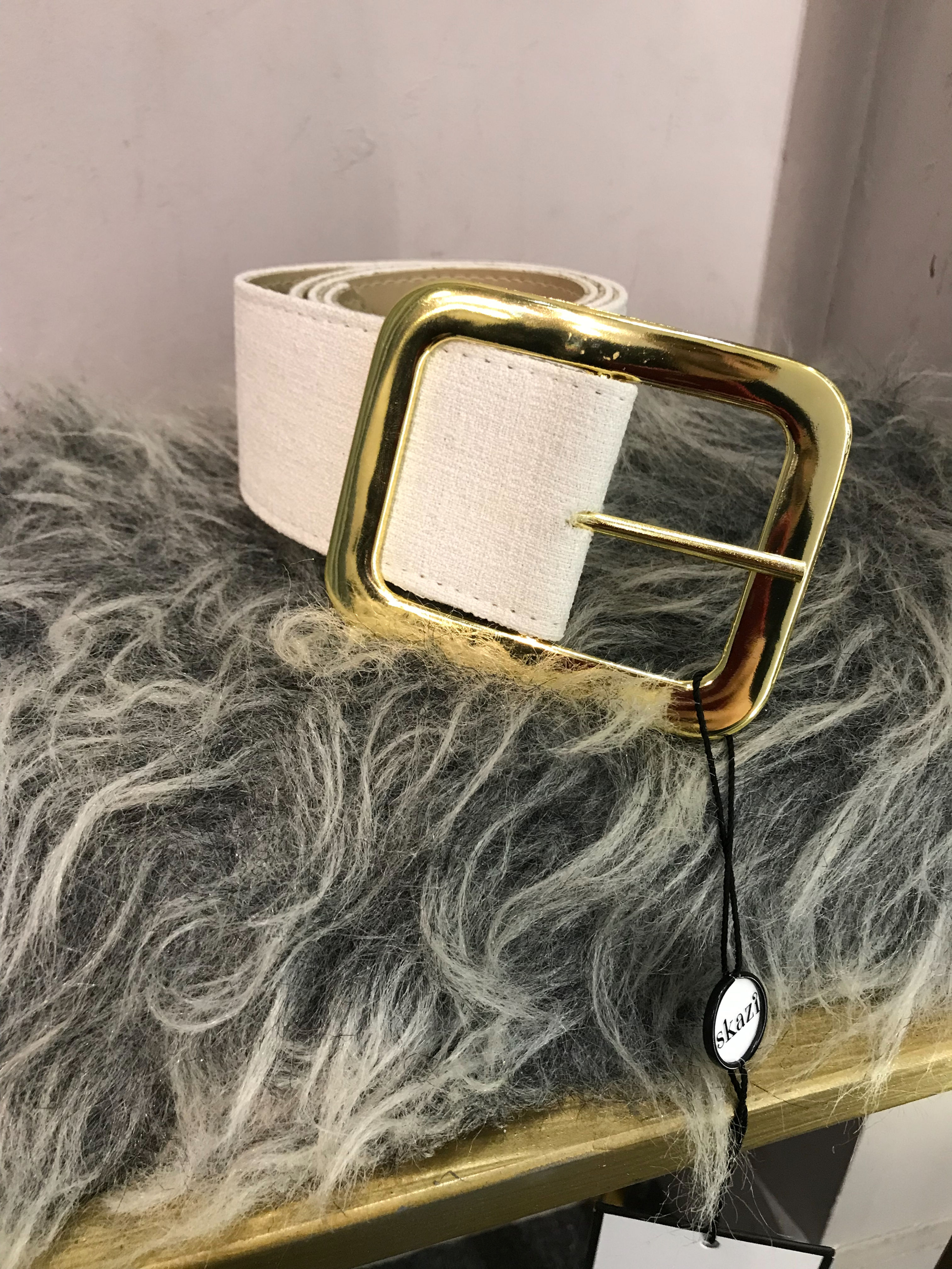 Cinto Skazi em linho off white e fivela dourada