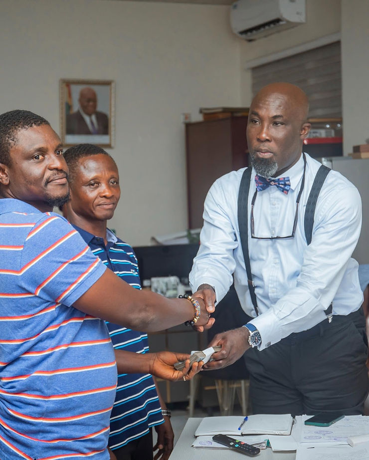 Former CEO of Komfo Anokye Hospital, Professor Addai-Mensah, receiving a cash donation from a contributor to the Heal Komfo Anokye Project. Photo Credit: Heal Komfo Anokye Facebook page