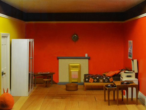 Salón con paredes rojas