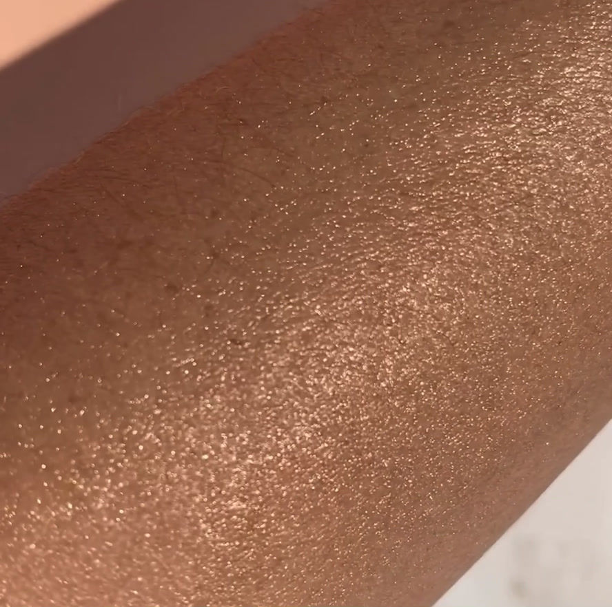 Thumbnail: Body Oil with Gold Shimmer