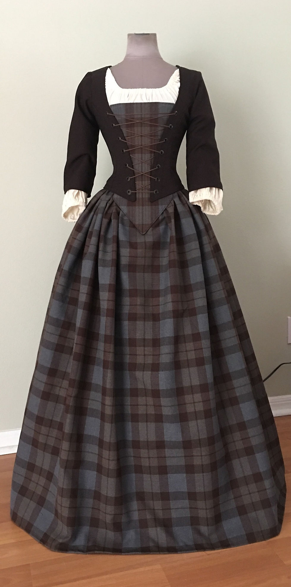 Thumbnail: 5523 PDF Size SMALL Bonnie Sassenach w/BONUS Mens Kilt Pattern