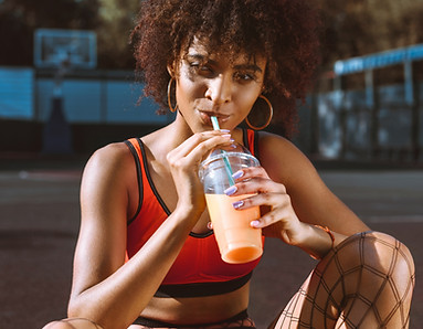 Femme buvant du jus