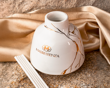 Elegância nos detalhes: difusor Celebrazioni em cerâmica com traços dourados que transmitem sofisticação.