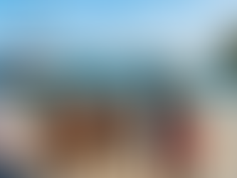 Comparación de alquiler de barcos en San Blas, Panamá: Velero vs Catamarán vs Yate de Motor en un tablero de madera en la playa con clientes y el catamarán de Click and Sailing al fondo.